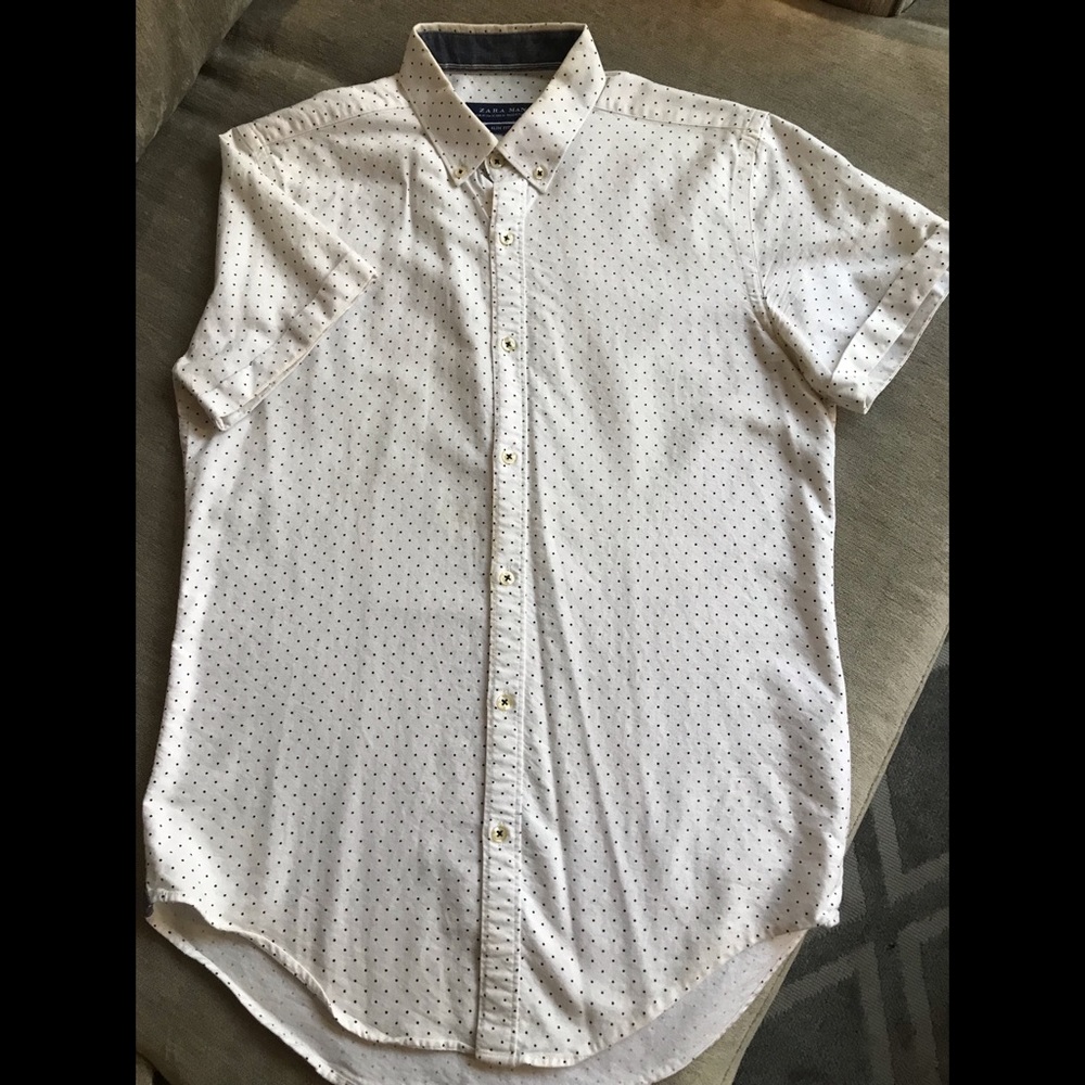 ZARA. SHORT SLEEVE. BUTTON DOWN.